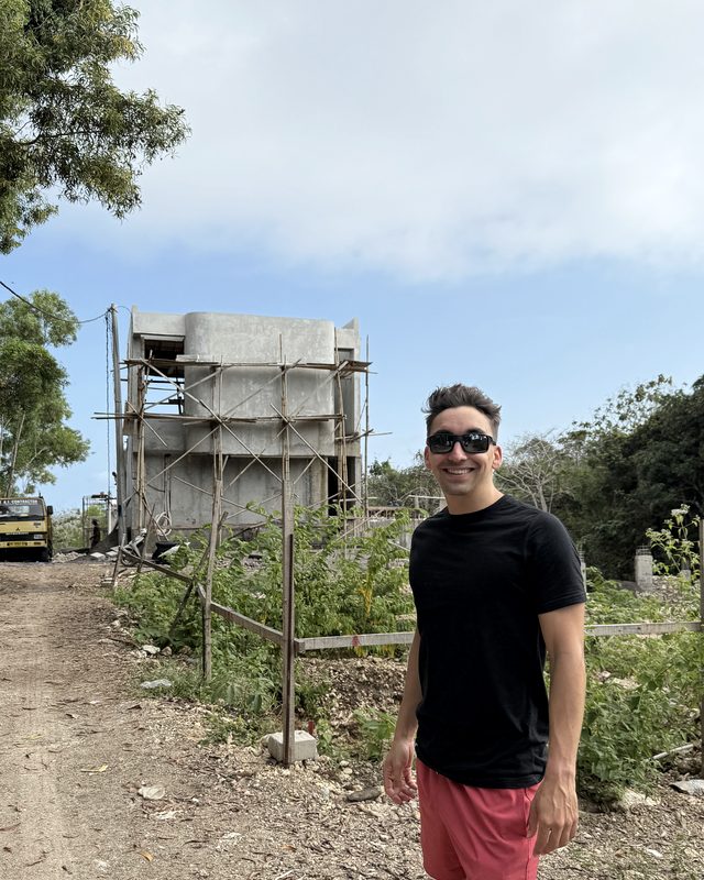 Carlos Galan visitando una obra en Bali, Indonesia