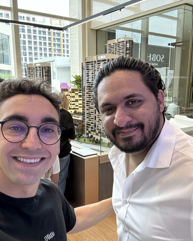 Carlos Galan reunido con un agente inmobiliario en Dubai